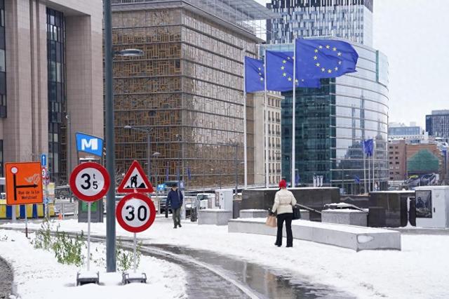 1月7日，在比利时布鲁塞尔，市民在雪中步行。新华社记者 彭子洋 摄