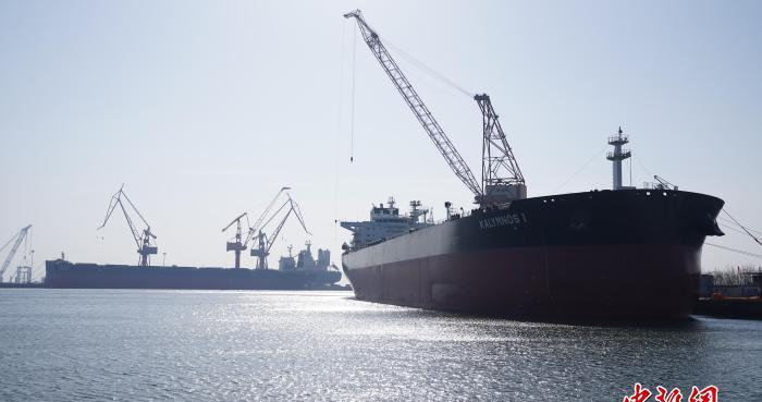 河北秦皇岛：11.5万吨成品油轮发往海外