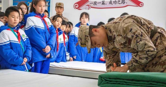 武警广西总队桂林支队：迷彩润童心 共筑强国梦