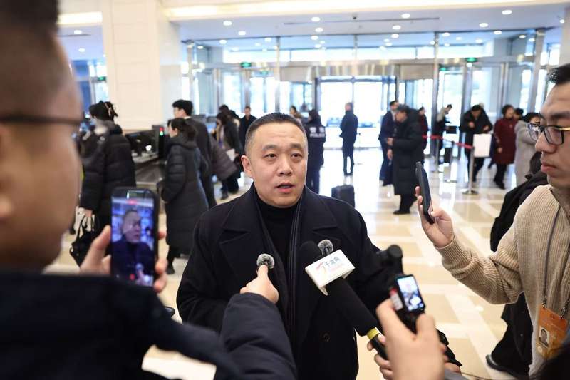 市人大代表，民建北京市委文化委员会副主任、北京燕京八绝博物馆馆长柏群接受记者采访。新京报记者 王飞 摄