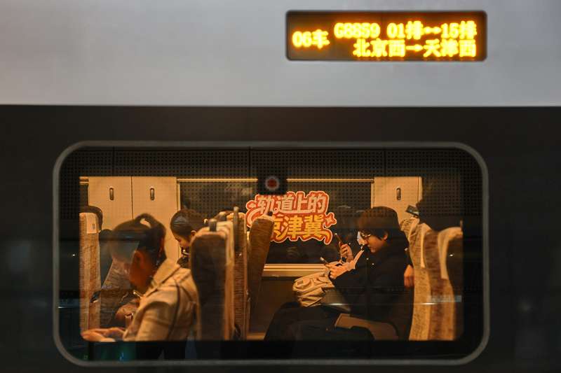 6时40分，旅客们在车上等待发车。新京报记者 郭延冰 摄