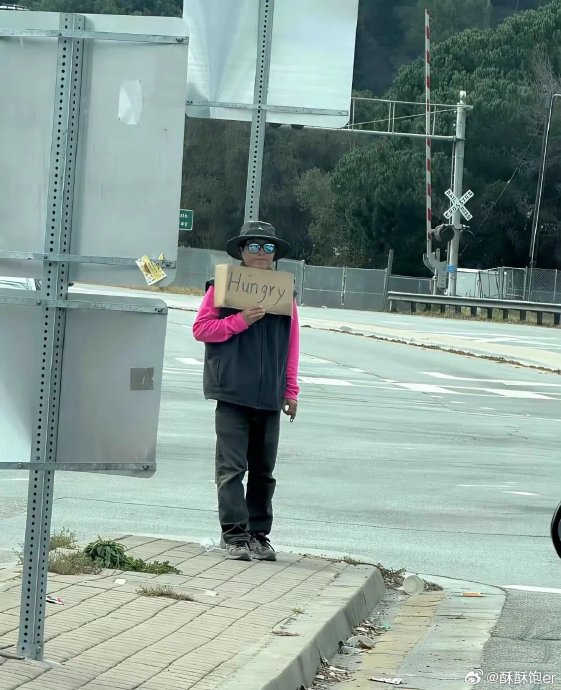 前消防员王伟恒美国街头负债举牌,送外卖受伤遭天价医疗费|甜甜圈|收费|医生|退役|崩溃_新浪新闻