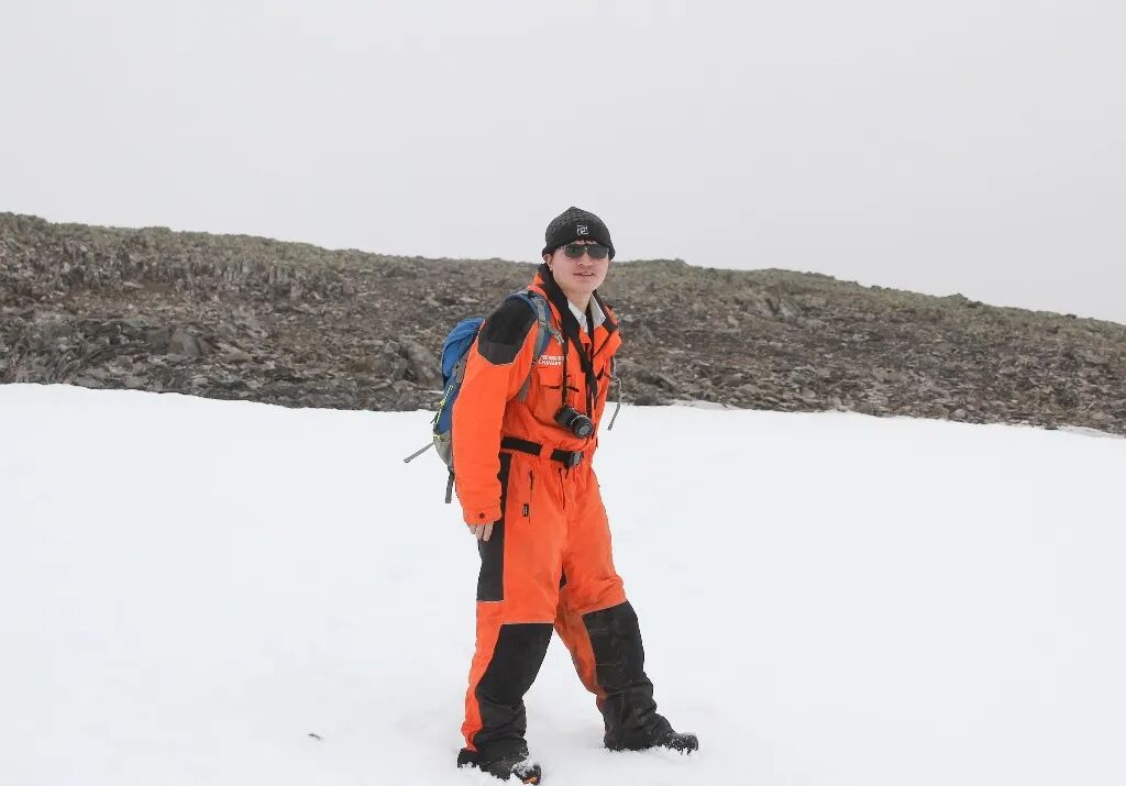 在南极科考时，吴礼彬随身带相机。受访者供图