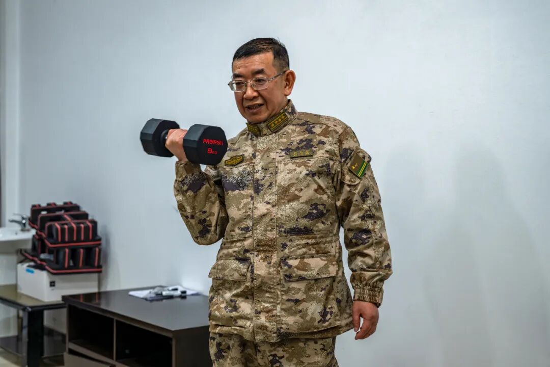 蒋新生教授工作之余利用哑铃进行训练。万俊材 摄