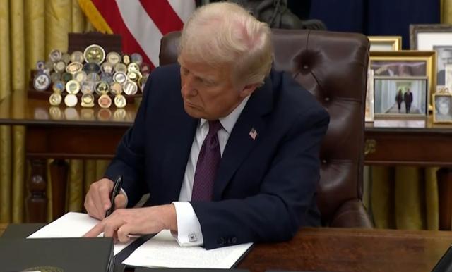 2025年1月20日，特朗普签署行政命令，暂停所有对外援助计划。视频截图