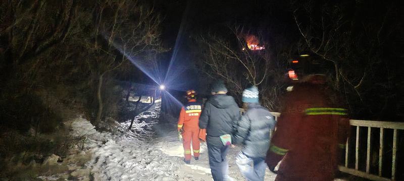 冬季天黑早、积雪覆盖山路，二人迷路。 图/门头沟消防