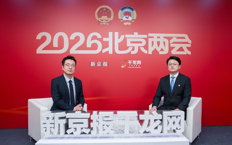 1月26日，昌平区委副书记、区长刘晓东（右）做客新京报千龙网北京两会访谈间。新京报记者 陶冉 摄
