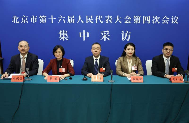 市人大代表、北京八达岭文旅集团有限公司党委副书记翟艳伟（右二）。新京报记者 王飞 摄