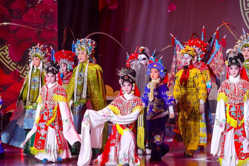 校园春晚上，孩子们表演了戏曲、武术等。主办方供图