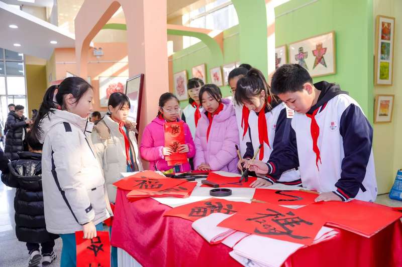 本次校园春晚同步举办了 “远航计划” 五周年科技艺术百团展暨校园春晚书画展，同学们现场写“福”字。主办方供图