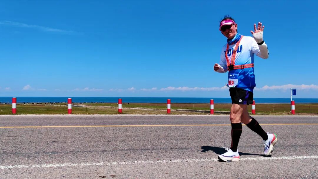 励建安在参加马拉松比赛。受访者供图