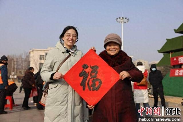 图为群众在展示春联。 邓博 摄