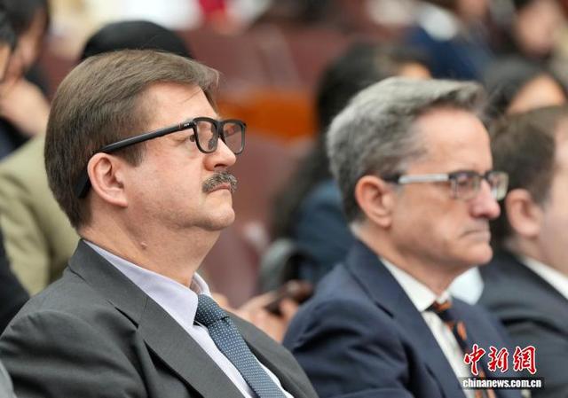 1月28日，外国驻蓉领事官员佩戴AI智能眼镜旁听成都市两会。 记者 安源 摄