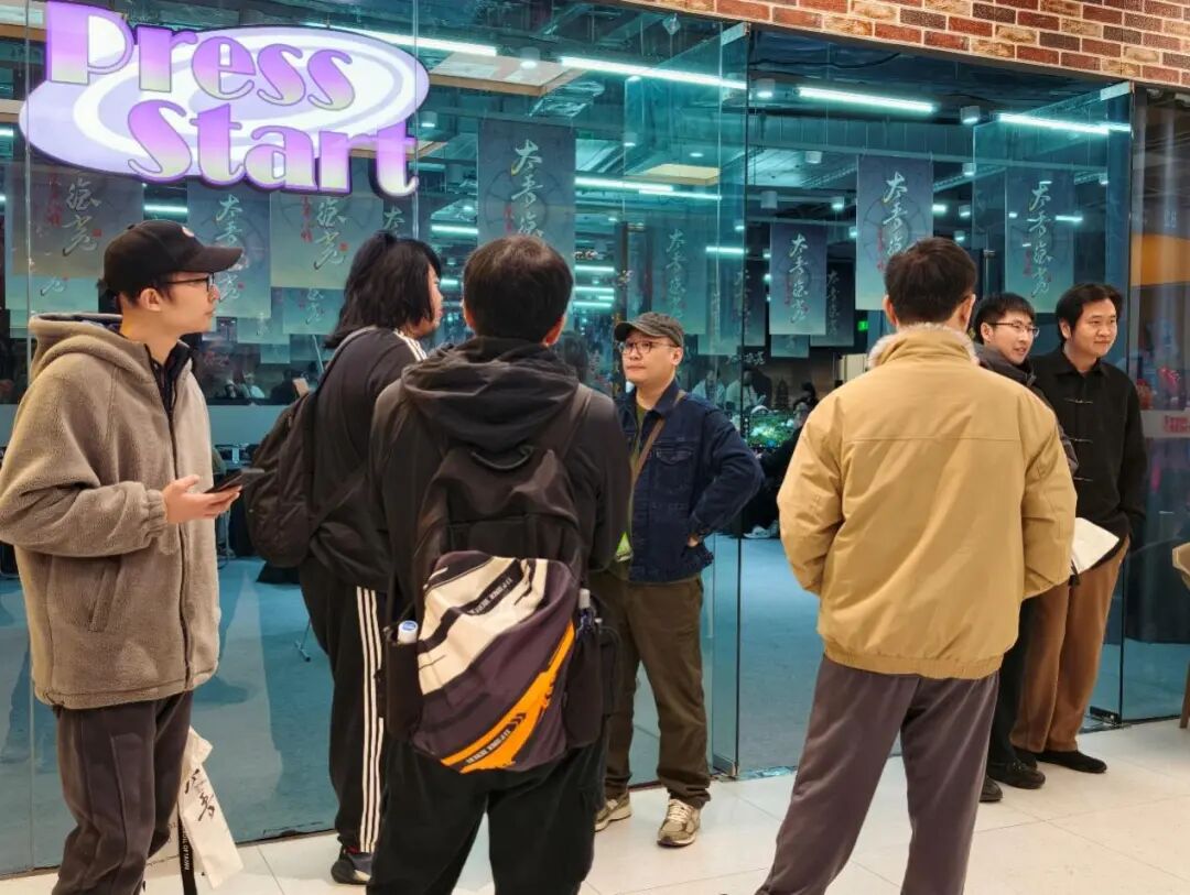 被玩家围住的茄子和合影中的王老菊