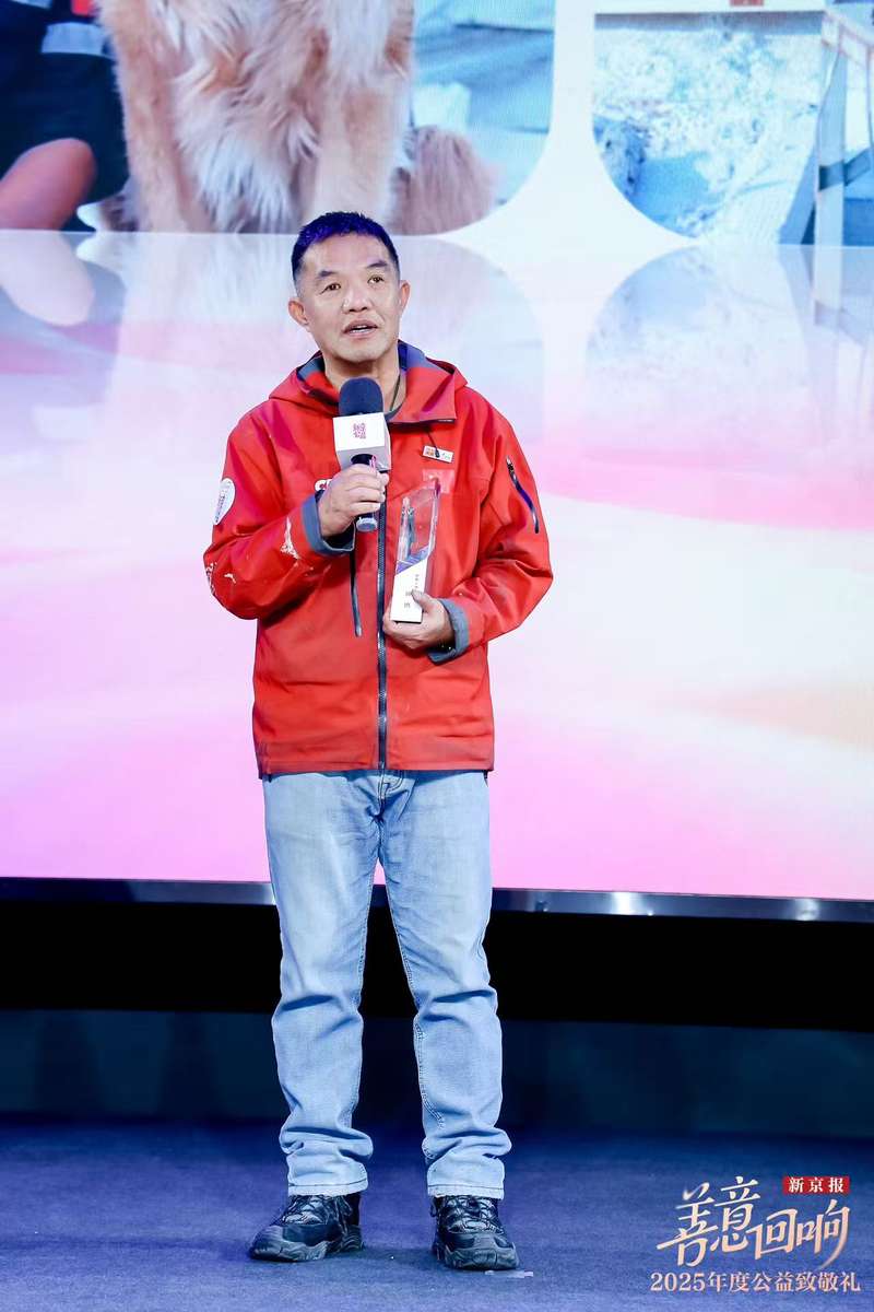 1月28日，CRO应急搜救犬训练中心创始人钟鸣获得新京报第十九届感动社区十大致敬人物荣誉称号。