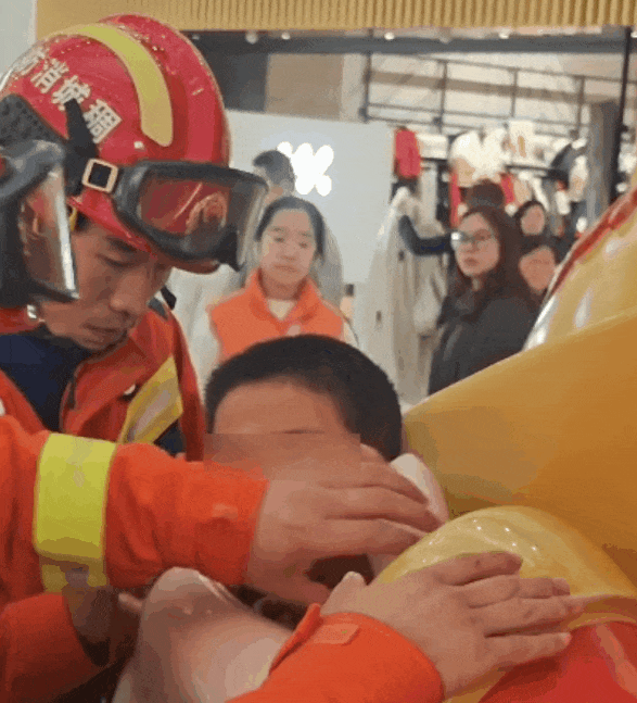 消防员缓慢调整孩子身体角度。图源：浙江消防