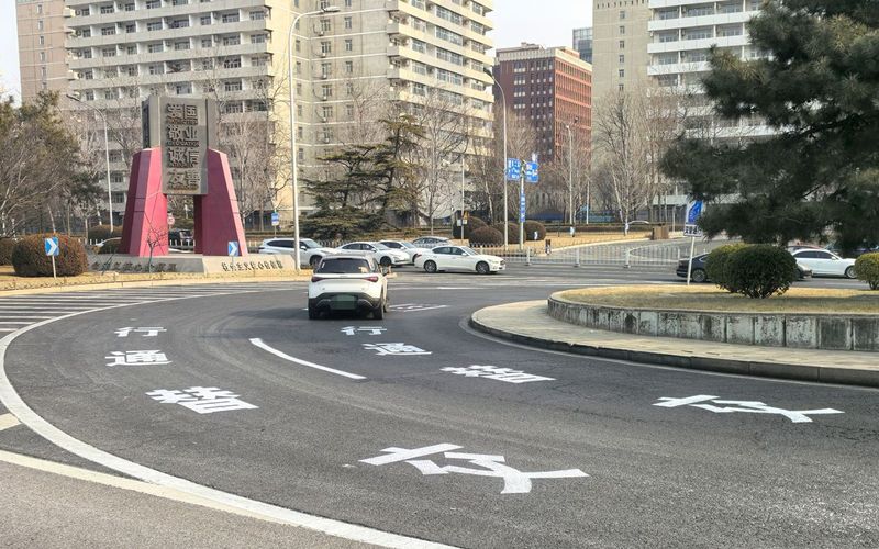 改造后，地面上增加了相应的提醒标识。北京交警供图