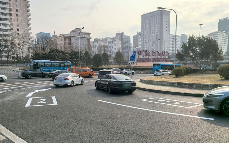 建国门桥西北匝道进行了交替通行优化改造。北京交警供图