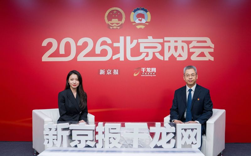 1月26日，西城区委副书记、区长郅海杰（右）做客新京报千龙网北京两会访谈间。新京报记者 陶冉 摄