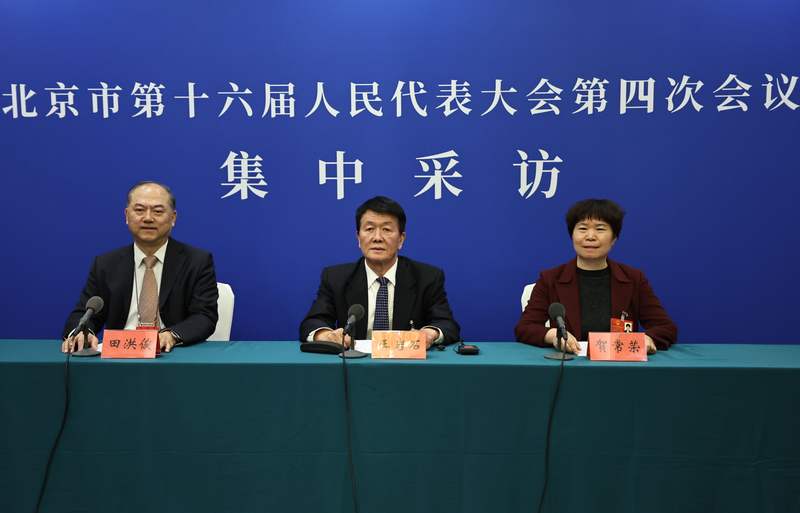 1月28日晚上，市十六届人大四次会议组织开展“代表团新闻发言人发布”活动。新京报记者 王飞 摄