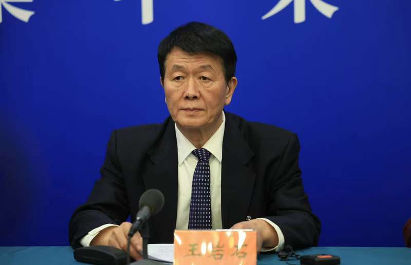 通州代表团新闻发言人，通州区人大常委会原副主任、一级巡视员王岩石。新京报记者 王飞 摄