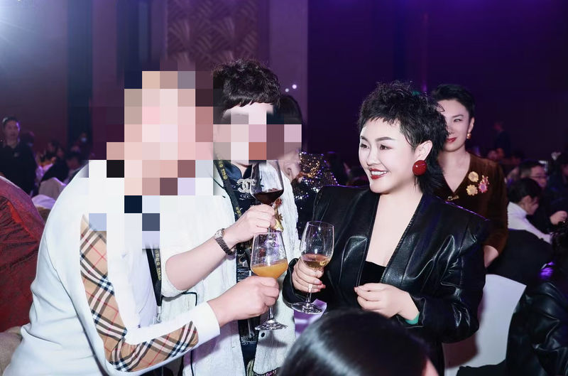 2025年1月，四川眉山，聚泰荷财富年会上，郑秀丽与代理商们逐一碰杯，激励代理商们“继续努力”。 图/受访者提供