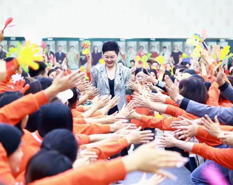 郑秀丽在人群的欢呼中走向台前。 图/受访者提供