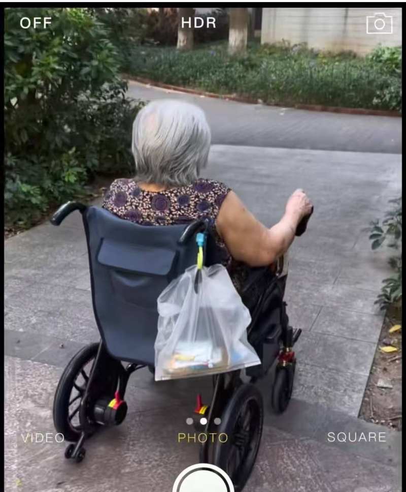 2025年9月，苏女士的外婆刚刚会用电动轮椅，在小区内使用。受访者供图