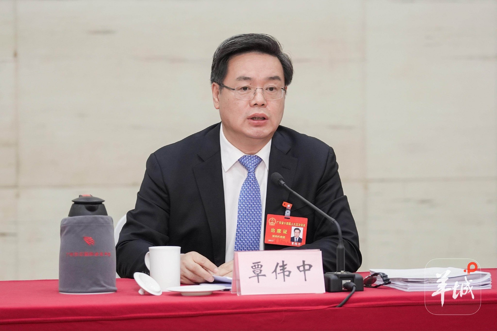 诚邀来深过大年、到华强北扫货！深圳市市长覃伟中为高科技“土特产”代言|广东省|圆片|地铁_新浪新闻