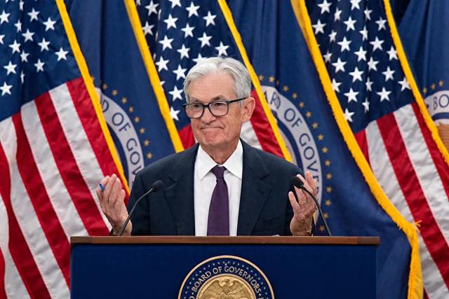 当地时间28日，鲍威尔在美联储大楼举行记者会。图源：视觉中国