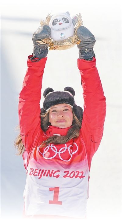 谷爱凌在北京冬奥会自由式滑雪女子U型场地技巧项目夺冠后庆祝。人民日报记者 蒋雨师摄
