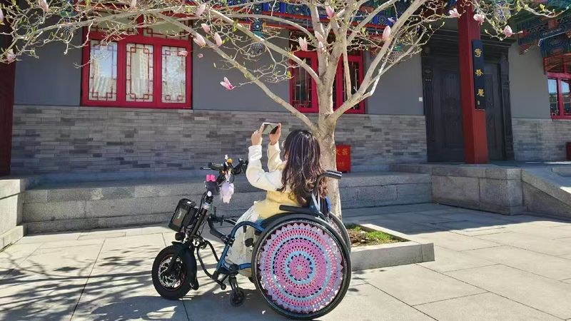 梁洁使用的带有电动牵引装置的轮椅。受访者供图