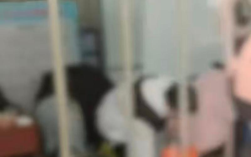 ▲湖北孝感汉川一中多名学生在铁棚内吃饭引发关注。图/新京报