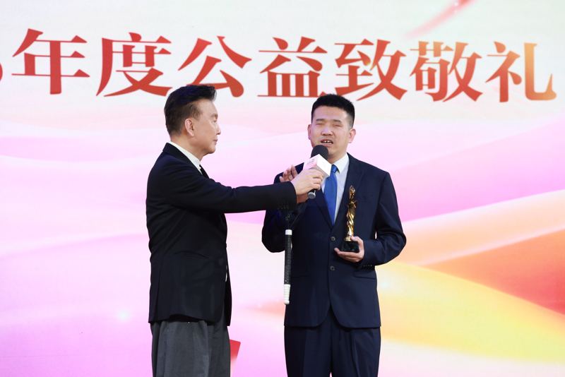 北京市丰台区声波残障社会服务中心负责人杨青风（右）。新京报记者 郭延冰 摄