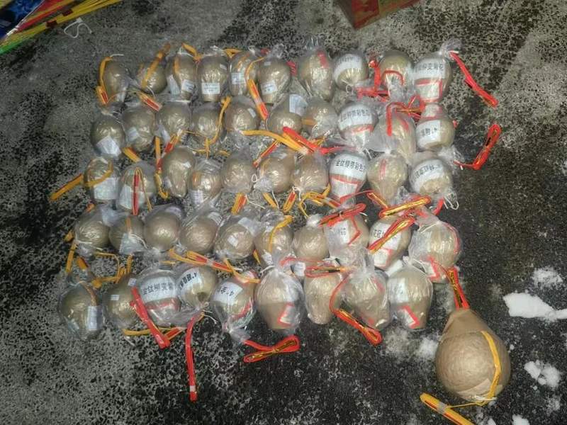 内含火药的礼花弹。沈阳警方供图