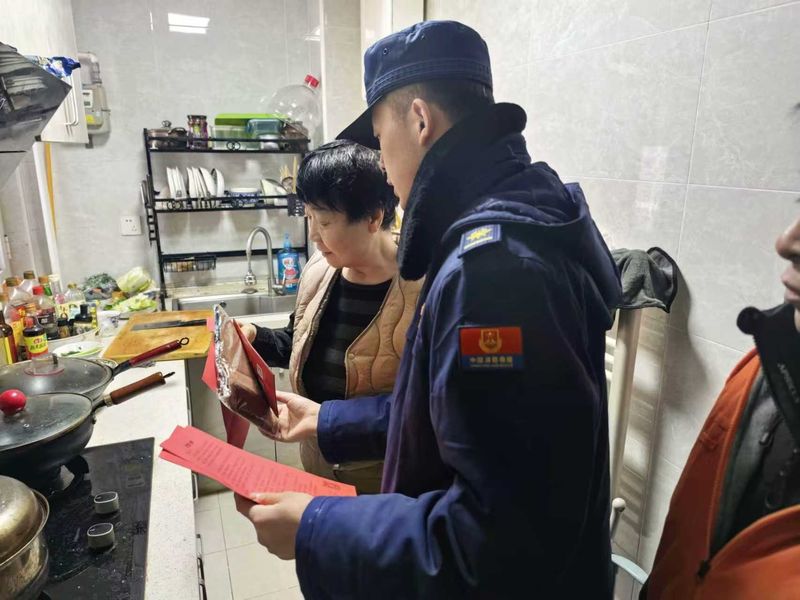 消防员入户给居民检查消防安全隐患。顺义消防供图