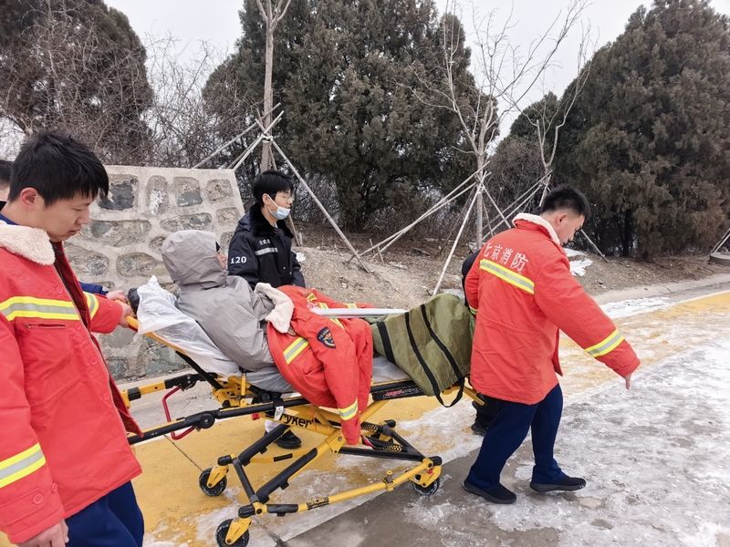 男子被安全抬下山。石景山消防供图