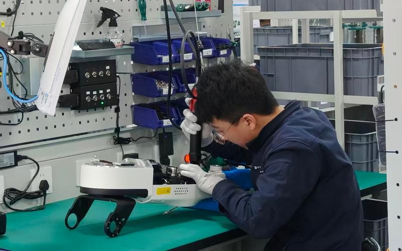 工人正在组装下肢。新京报贝壳财经记者 韦博雅 摄