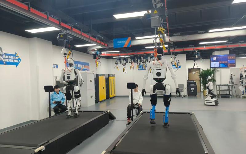 机器人正在进行跑步耐久性测试。新京报贝壳财经记者 韦博雅 摄