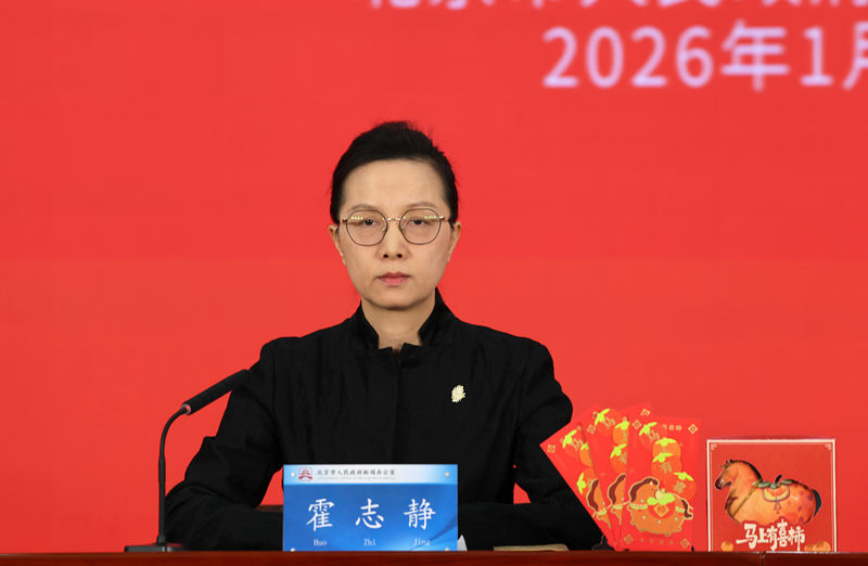 北京市委宣传部副部长、北京市电影局局长霍志静介绍全市新春文化活动。首都之窗记者 李磊 摄