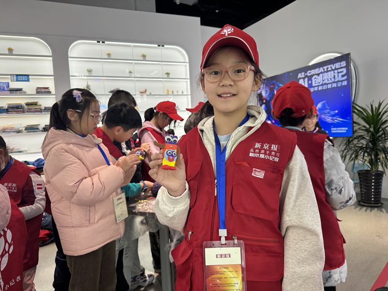 新京报小记者展示她设计的“机器人”。新京报记者 徐彦琳 摄