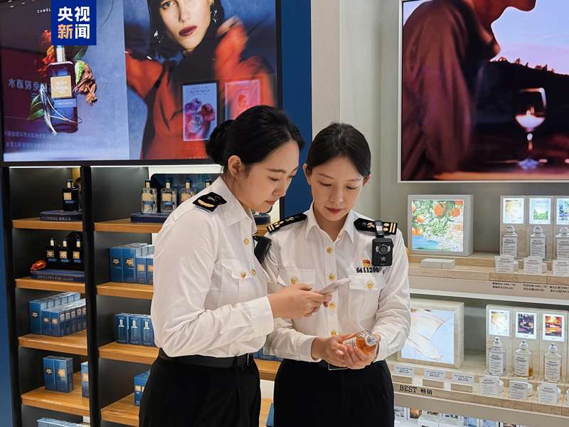 △海口海关所属三亚机场海关关员在中免凤凰机场免税店核验免税商品试用装溯源码。