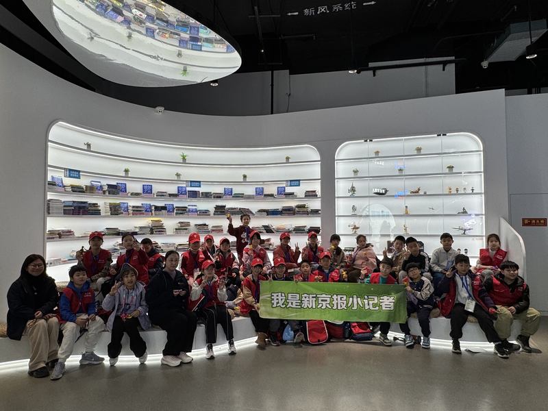 新京报小记者和北京科学中心指导老师合影。新京报记者 徐彦琳 摄