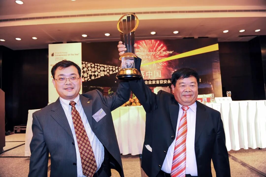 曹德旺（右）与大儿子曹晖（左）。图 / 视觉中国