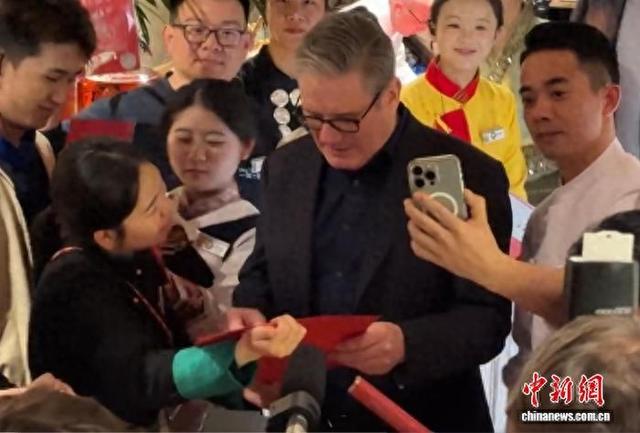 1月28日，英国首相斯塔默在云南菜餐厅与工作人员互动。餐厅社交媒体账号视频截图