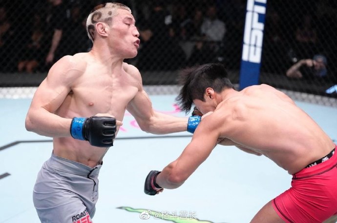 中国藏族选手益扎在UFC 325的比赛被判负，具体争议点在哪里？|奥夫利|MMA|格斗|裁判|运动员_新浪体育_新浪新闻