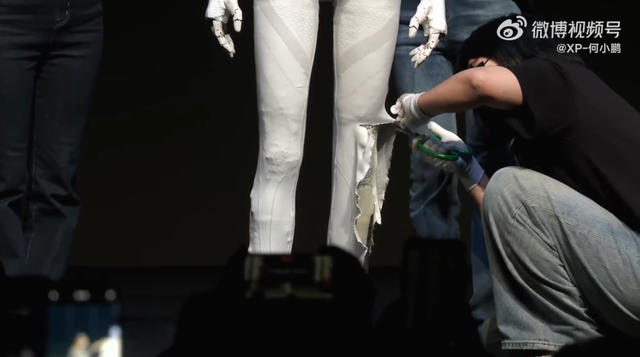 在机器人IRON通电运行状态下，现场剪开其腿部覆盖件，公开展示内部的机械结构。企业供图