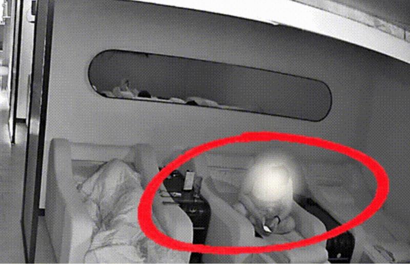 嫌疑人趁李先生睡着操作其手机。沈阳公安供图