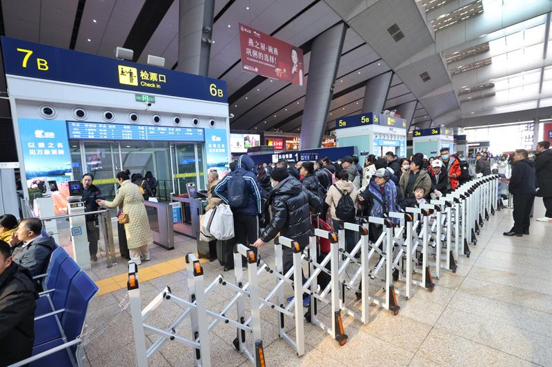 部分检票口排队改为“后绕”，留出旅客通行空间。新京报记者 王贵彬 摄