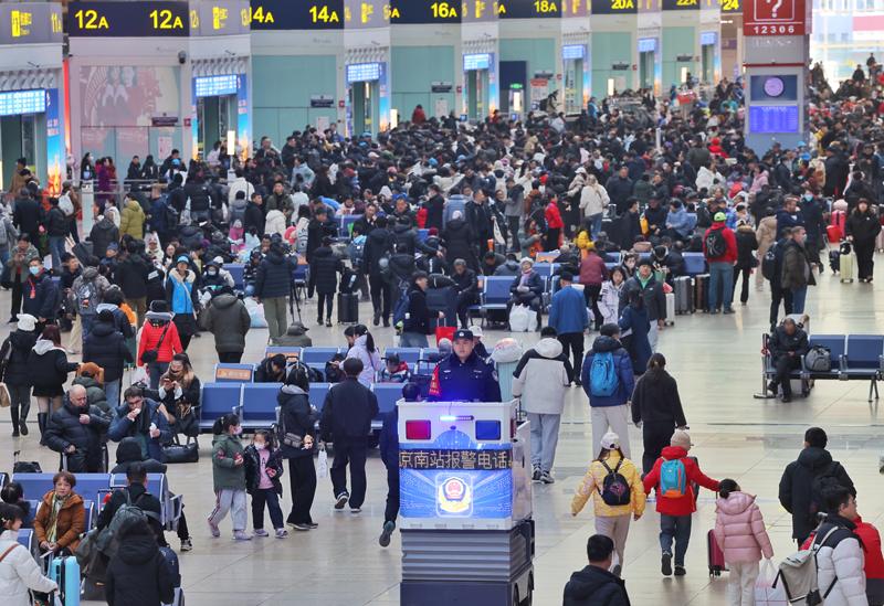 2月1日，距离2026年春运还有一天，北京南站客流量增长已十分显著。新京报记者 王贵彬 摄